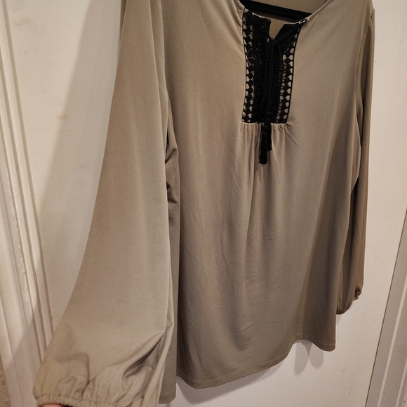 Susan Graver Solid Tan Long Sleeve Liquid Knit Peasant Top Sz 1X Boho Tassel Tie - Picture 4 of 6